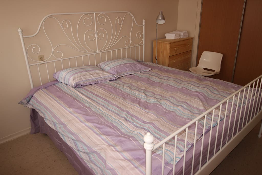 Spacious room with king size bed