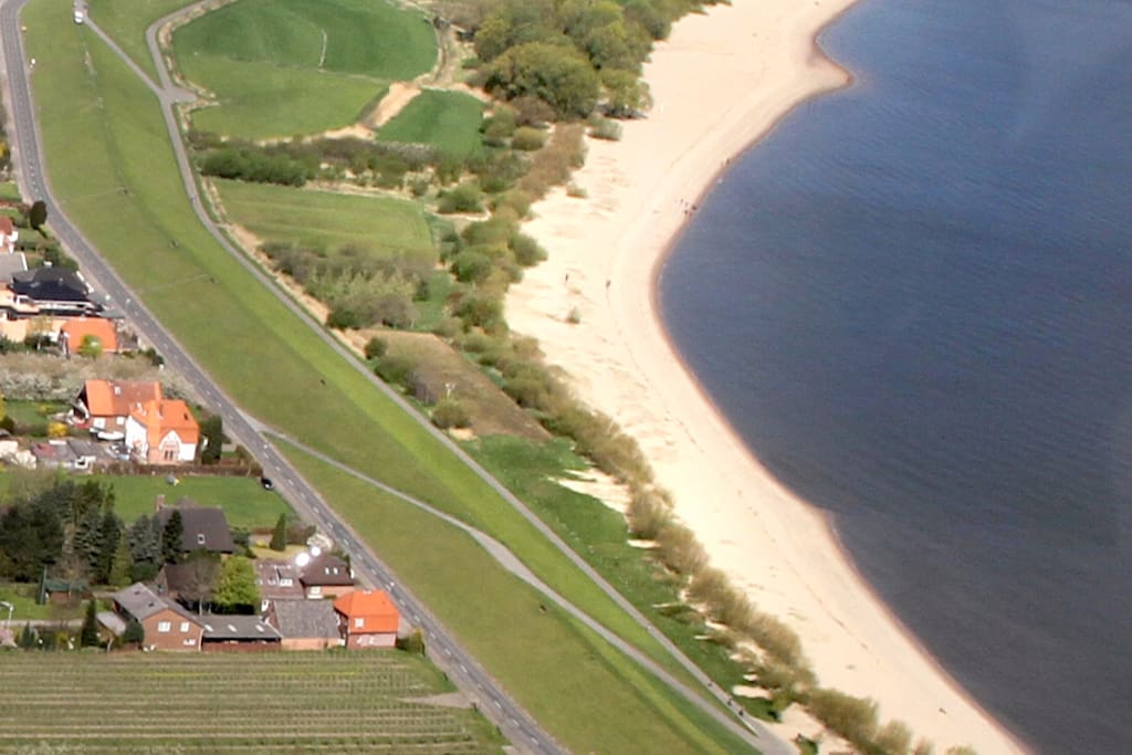 ca. 2 km weisser sauberer Elbestrand.