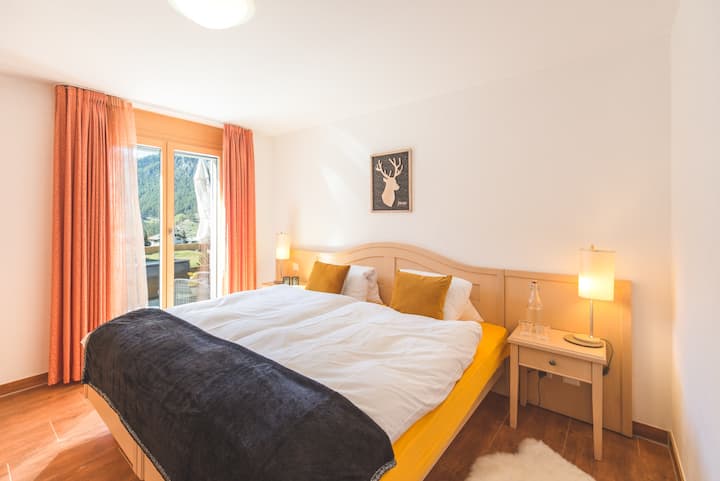 舒适的卧室，可欣赏马特峰（ Matterhorn ）景观，并可通往朝南的阳光露台。