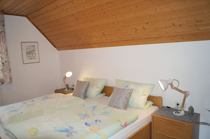 Dormitorio con cama queen size.