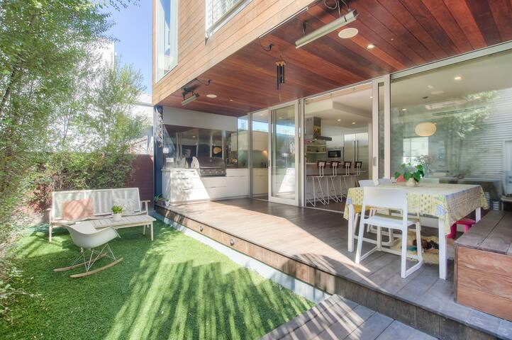 Modern 4 bedroom right off Venice Canals gallery image 4