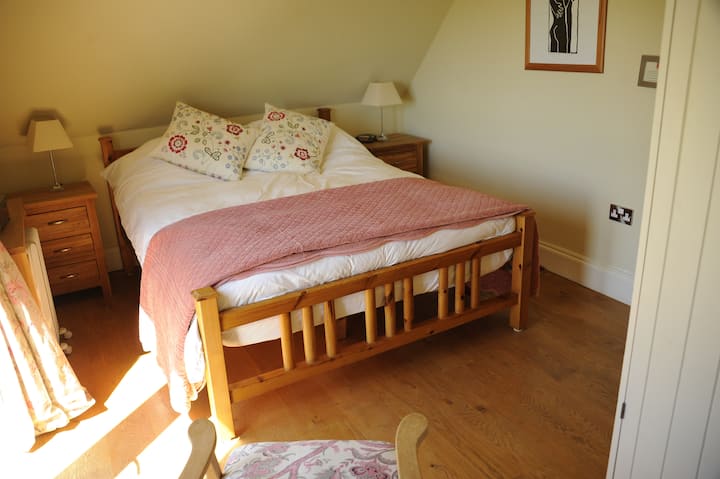 Lehmzimmer, eigenes Bad mit Balkon und Hausschuhe-Badewanne im Schlafzimmer.