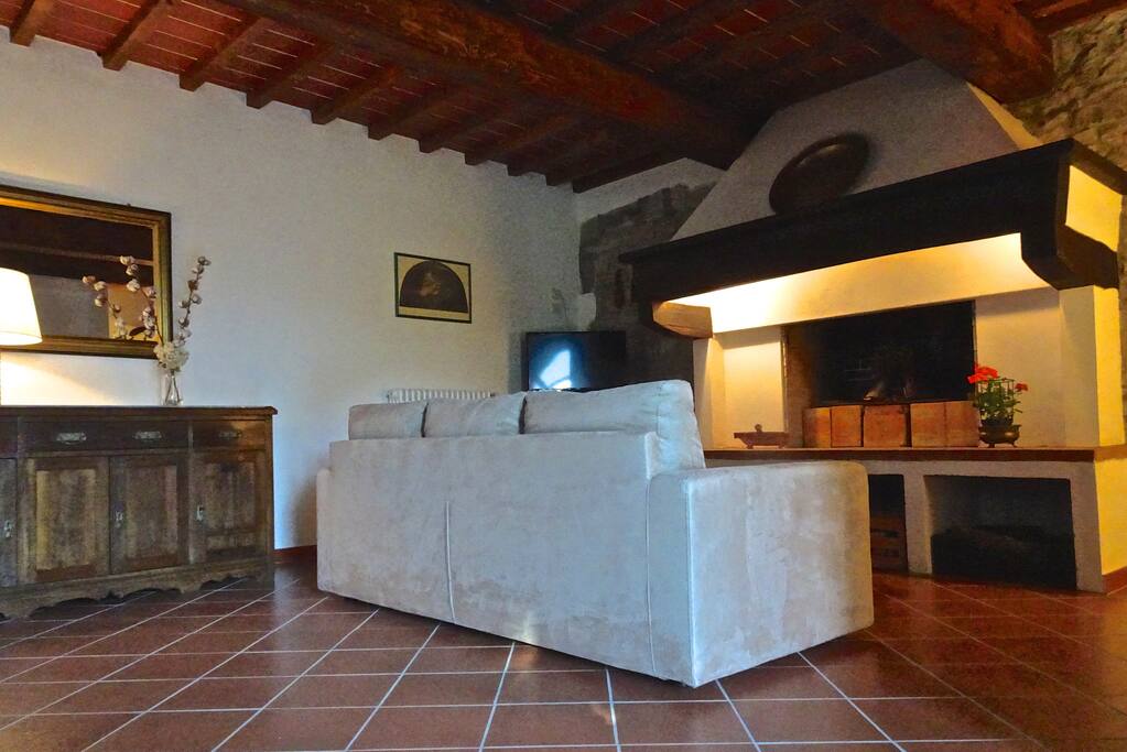 il soggiorno con divano letto e camino