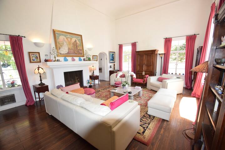 Beverly Hills Celebrity Home 1 gallery image 2