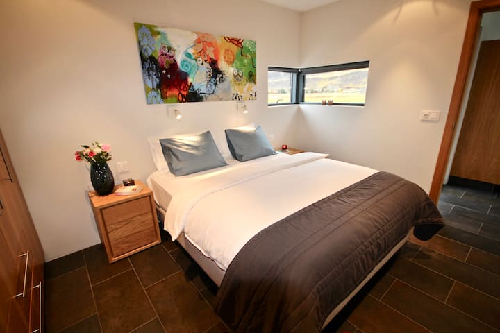 غرفة نوم 1 بسرير عالي الجودة وإطلالة جبلية.