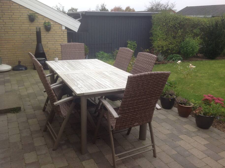 Plads til at sidde ude i solen og nyde en middag.
