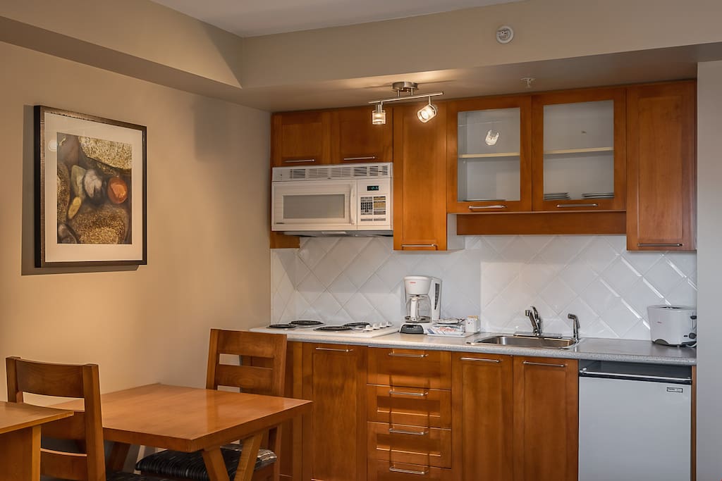 Prepare snacks and meals in the kitchenette and enjoy them at the dining table.