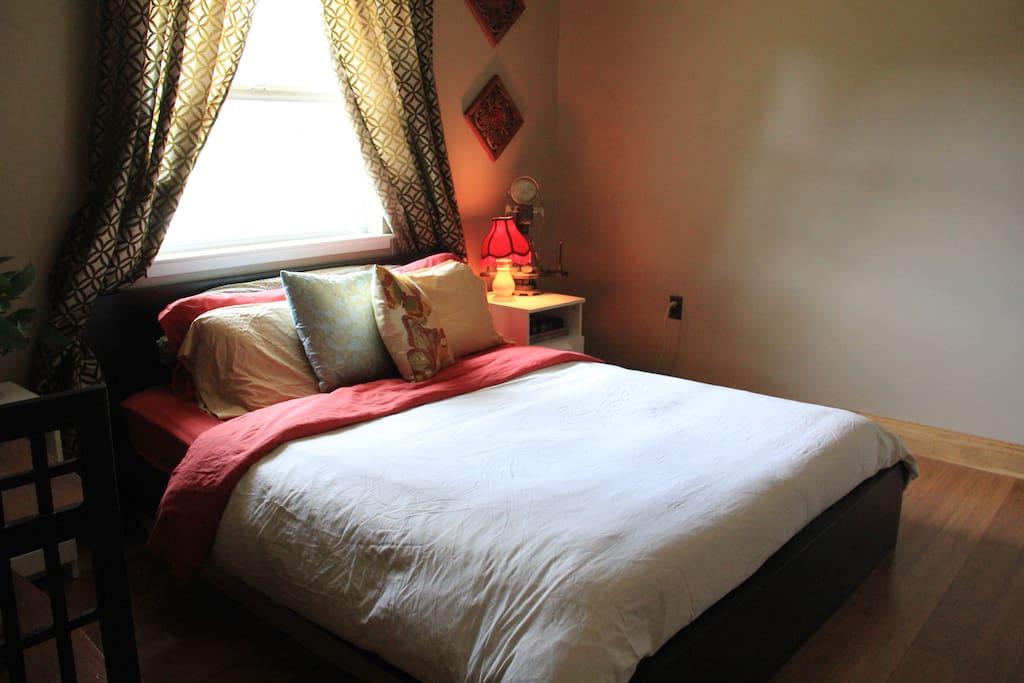 Super comfy queen sized bed.