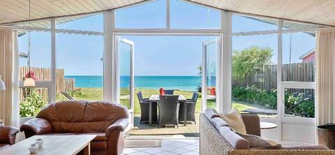 Beautiful in 1. Row, Sandy beach, Bathing Water & Ocean View