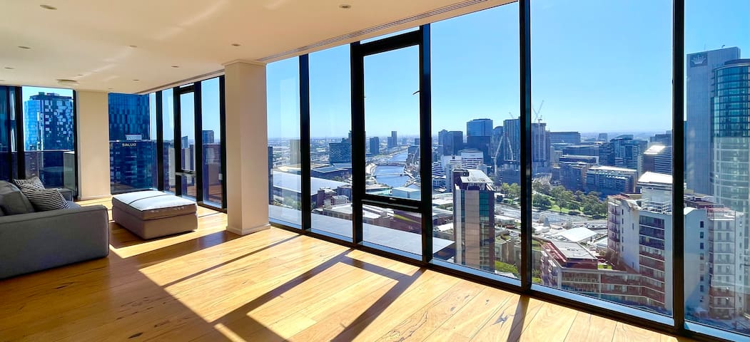 Duplex Penthouse by Casino & MCEC with 2 Balconies gallery image 2