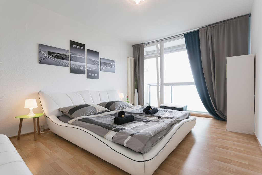 Das Bett ist riesig (2 x 2 Meter) und perfekt zum entspannen. Nachts blickst du vor dem schlafen gehen über das funkelnde Dresden oder genießt noch einmal die Luft, denn das Schlafzimmer bietet einen separaten Balkon.