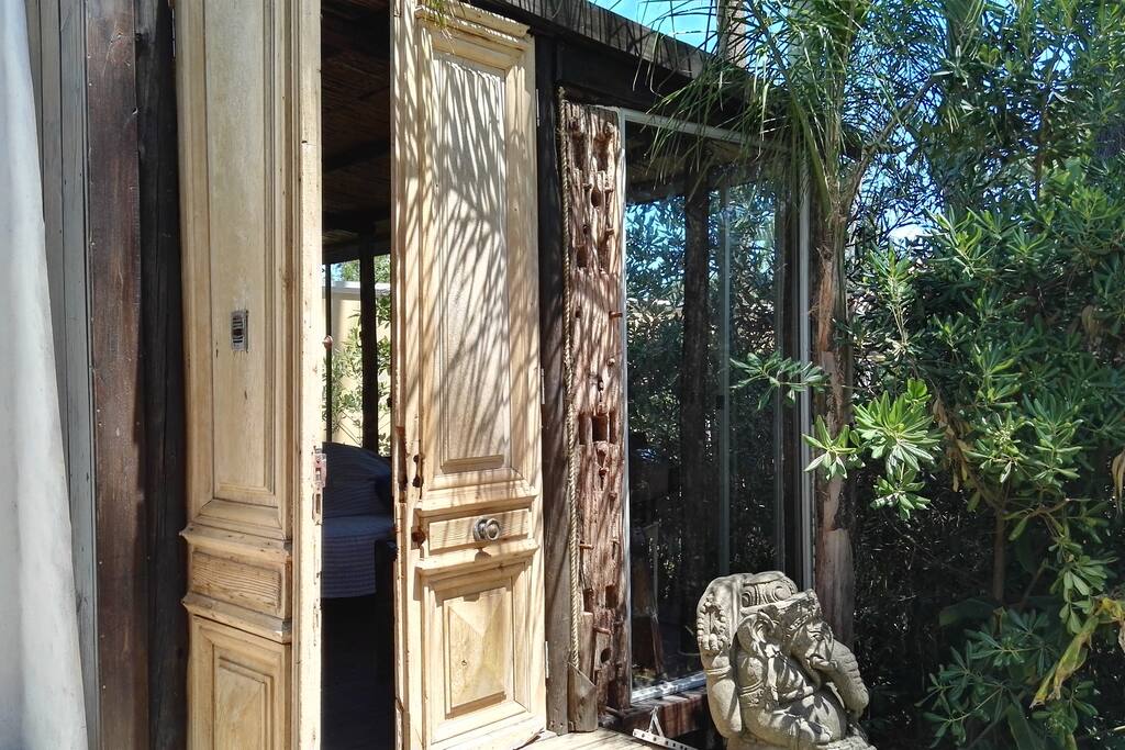 Puerta lateral hacia el parrillero.
