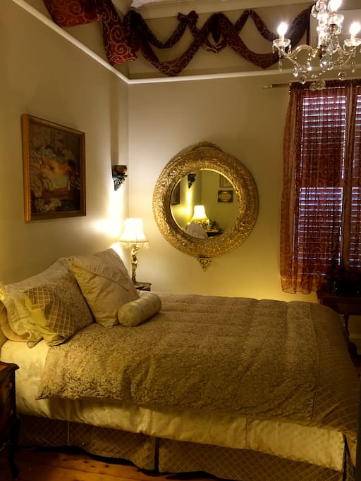 'Goldenray Guesthouse' - Le Boudoir Bedroom Apartment (Queen Sized Luxury Bed)