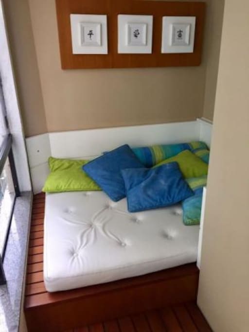 espaço com um colchão para relaxar