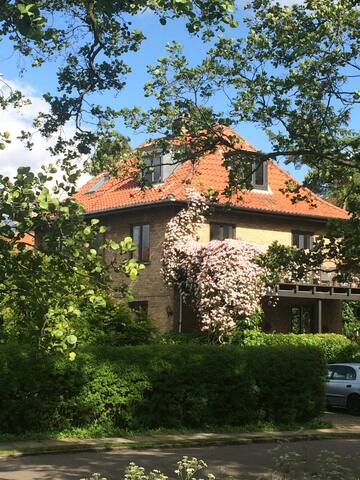 Villalejlighed med udsigt over sø