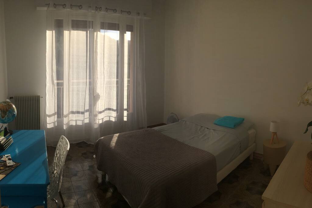 Chambre côté Avenue (lit en 120cm)