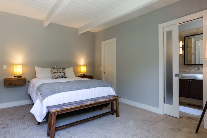 带全功能卫生间的主卧。