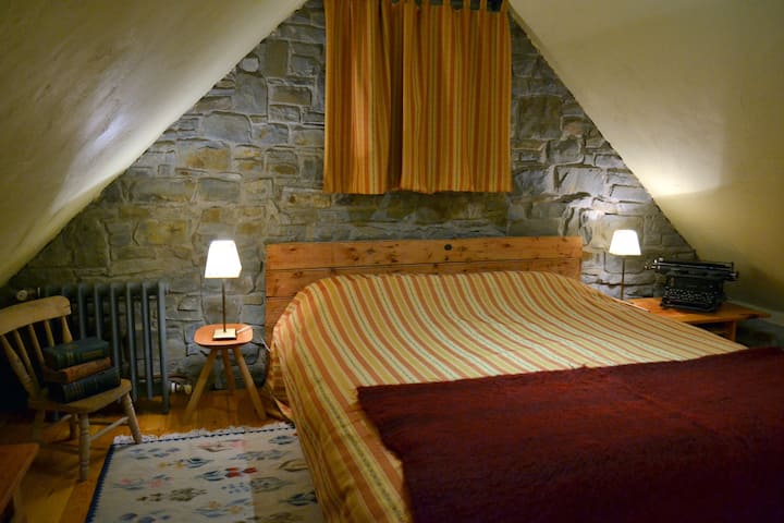烟囱胸后面的双人卧室，可通过敞开的石阶进入。
