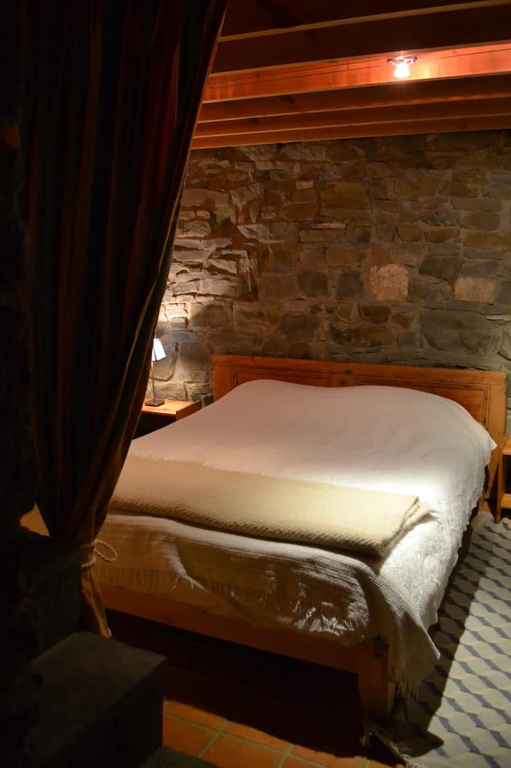 一楼卧室配有双人床。