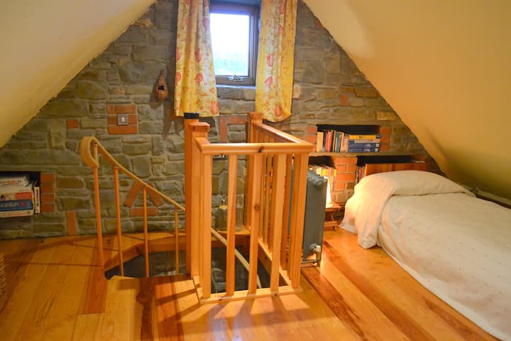 夹层有2张单人床、储物篮和一系列书籍和棋盘游戏。