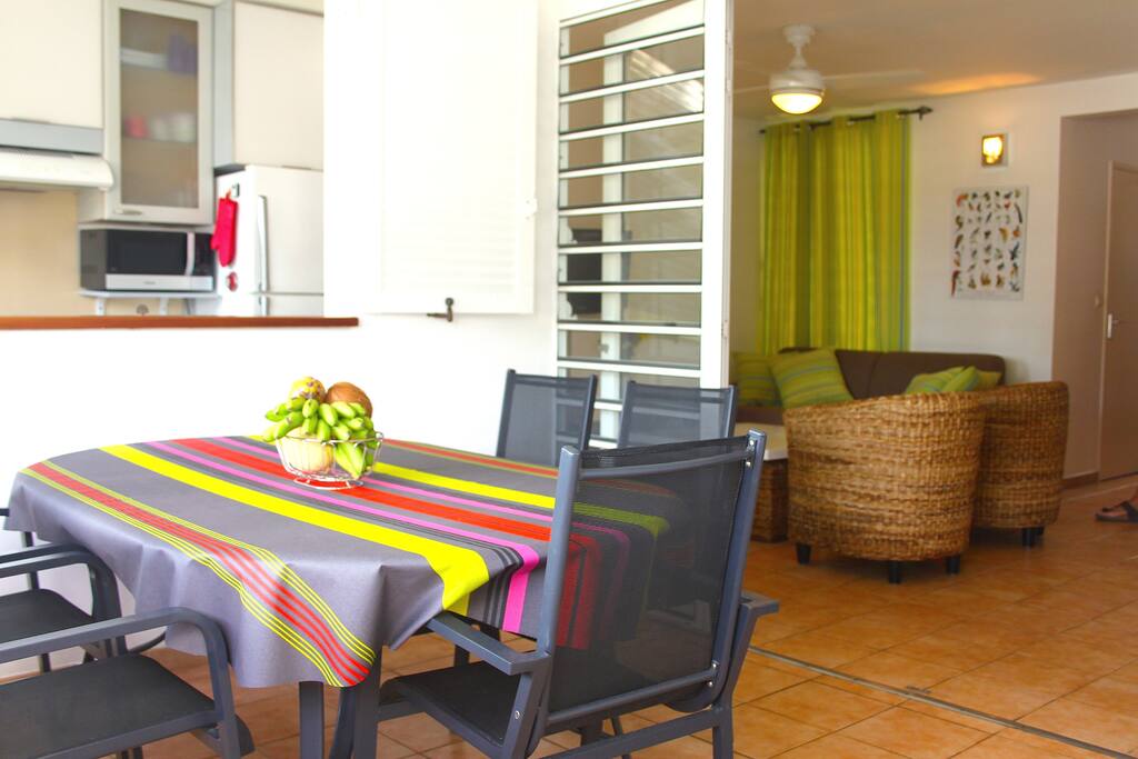 Veranda mit grossem Esstisch