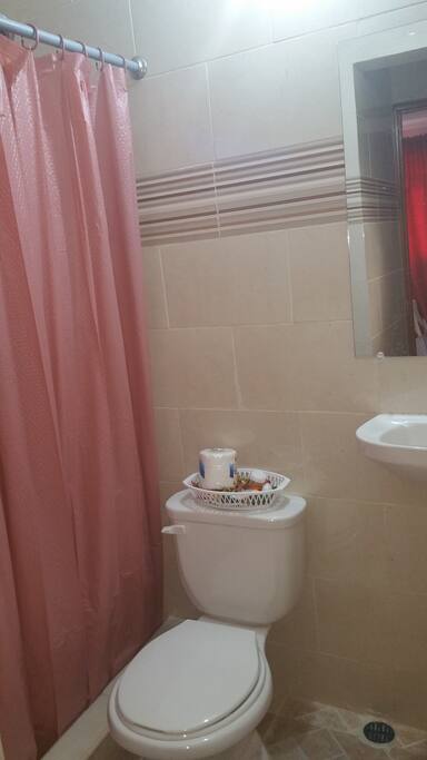 Baño Típico en Habitaciones