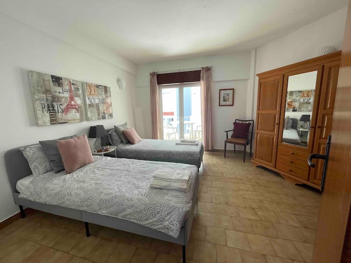 Soba s dva kreveta za jednu osobu s balkonom i pogledom na more