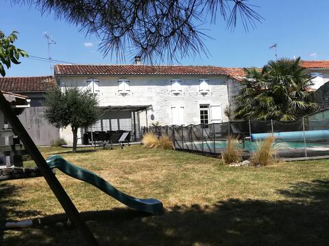 Quiet Charentais house with pool