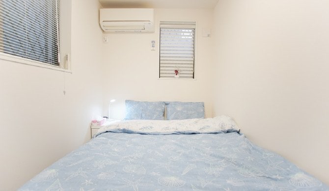 (J) Dvokrevetna soba na 1. katu
(E) Soba s bračnim krevetom na 1. katu
(C) Bračni krevet u prizemlju, soba 1
(K) 1 