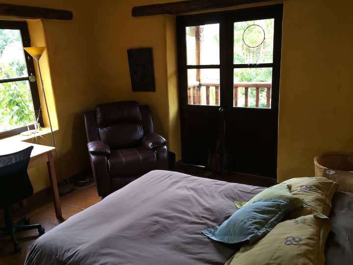 Habitación principal con balcón