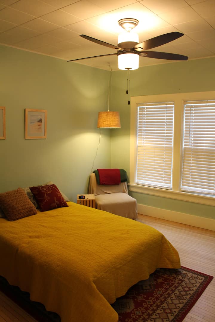 Спалня на долния етаж, за 2 - ма души - с разходка в килера