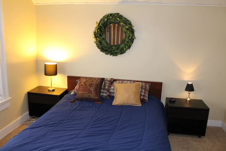 Основна спалня на горния етаж, за двама