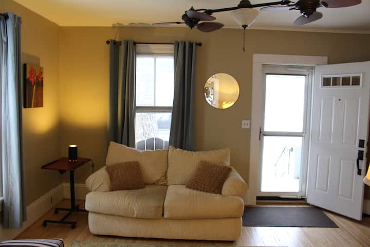 Всекидневната на входа е светла през деня...