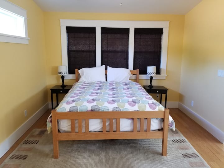 تُعدّ ADU (أقل من الحمام) بمثابة غرفة النوم الثالثة. يحتوي على سرير كوين مريح للغاية ، وفوتون بحجم كوين ، وتلفزيون ذكي مسطح مقاس 46بوصة (شاشة فقط ، بدون تلفزيون كابل). لحاف منخفض متوفر خلال أشهر الشتاء ولحاف خلال الصيف.