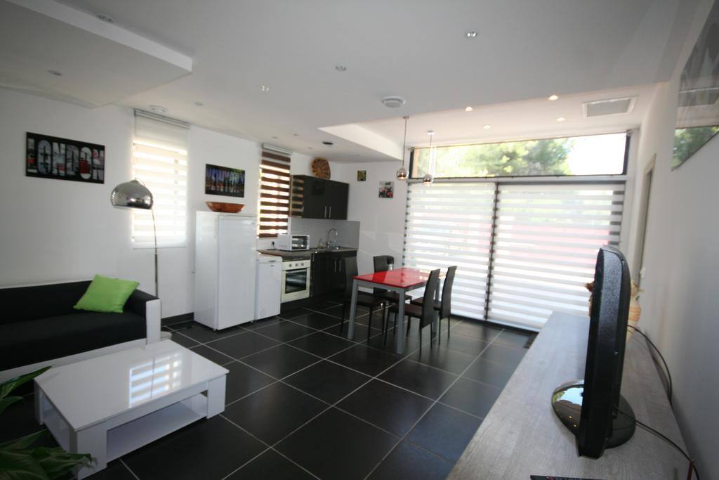living room/ kitchen