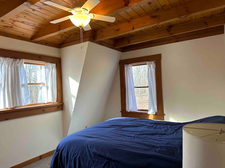 Брачен кревет (широк 150-179 см) кој се наоѓа на вториот кат 