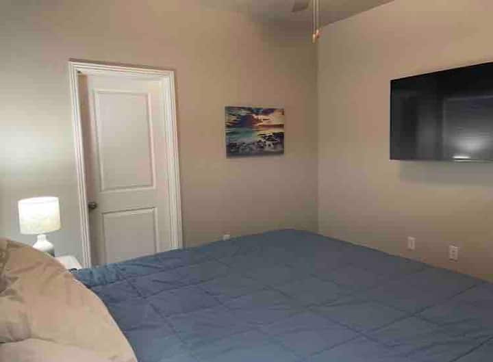 La chambre principale dispose d'un lit King Size, d'une télévision grand écran, d'une salle de bain privée et d'un placard.