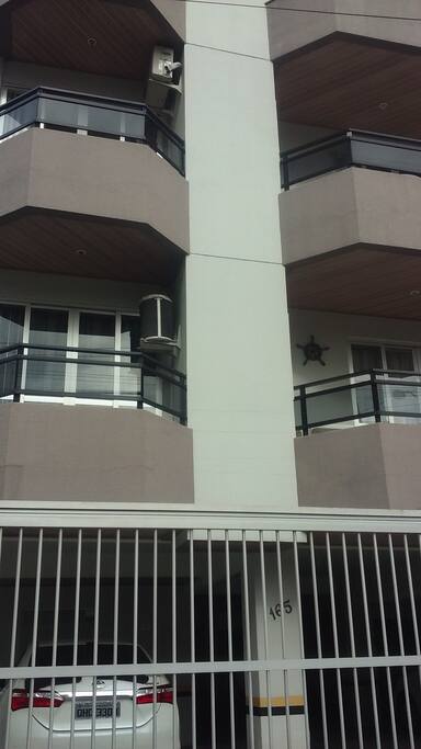 Próximo à praia e comércio e com duas garagens cobertas.