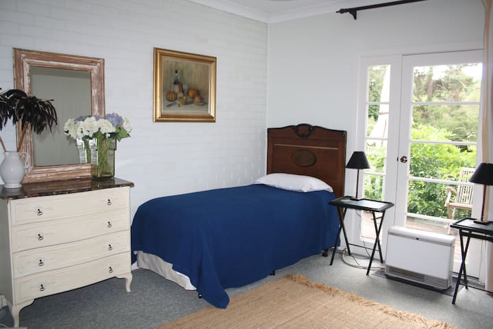 Twin bedroom with ensuite