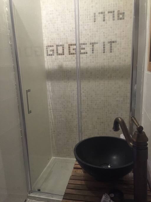 1776 independance day Bathroom . Laiton massif pour la douche et mosaïque , granit et bois pour la vasque . Mélange des textures et matériaux pour une ambiance décontractée et reposante