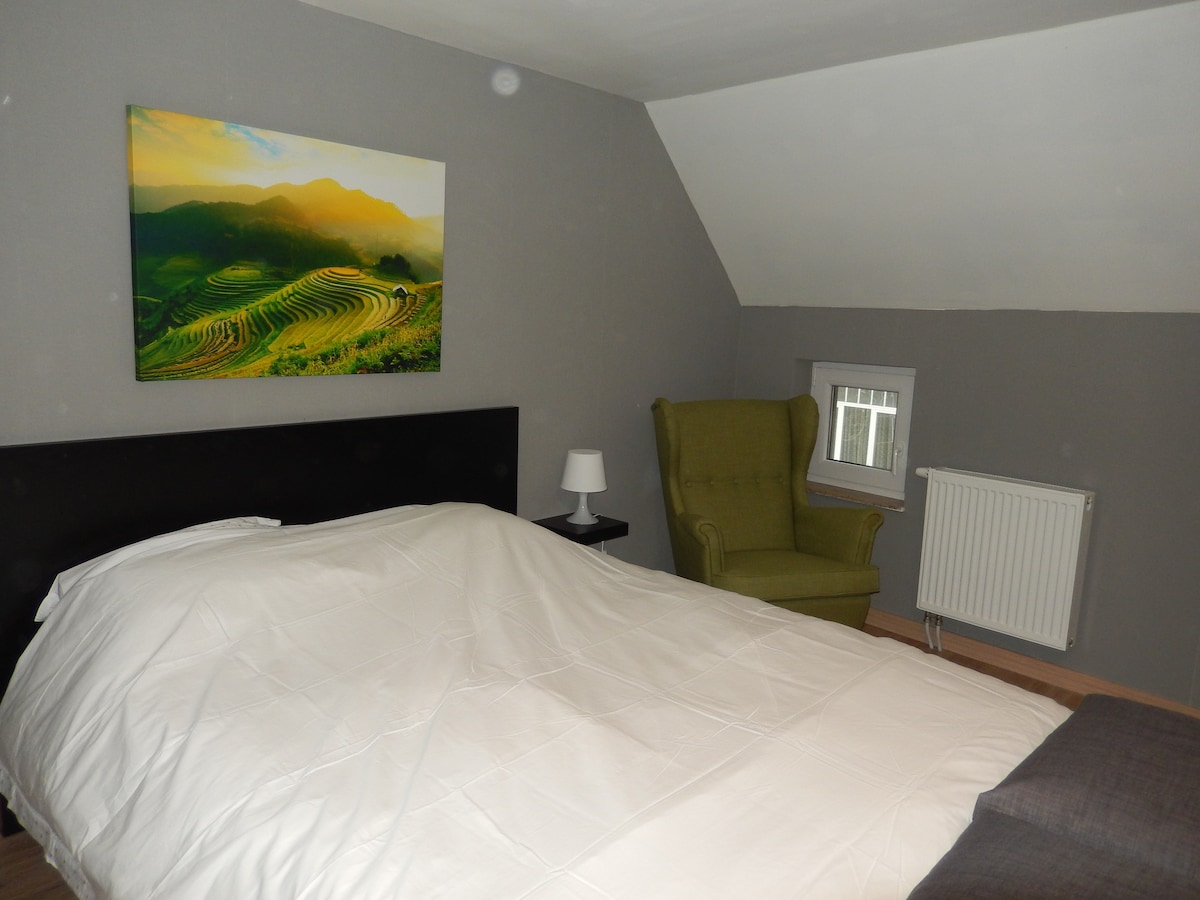 საძინებელი ორადგილიანი საწოლით