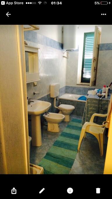 Bagno comodo con vasca e doccia lavatrice è tutto l’occorrente necessario