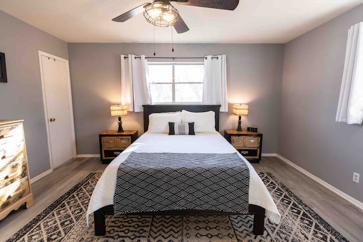 Spacious master bedroom with queen size Tuft and Needle bed, en suite full bath and large closet.  Room darkening curtains for a good night’s rest.