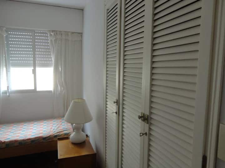 橱柜和第三间卧室的窗户。 从窗户可以看到大海