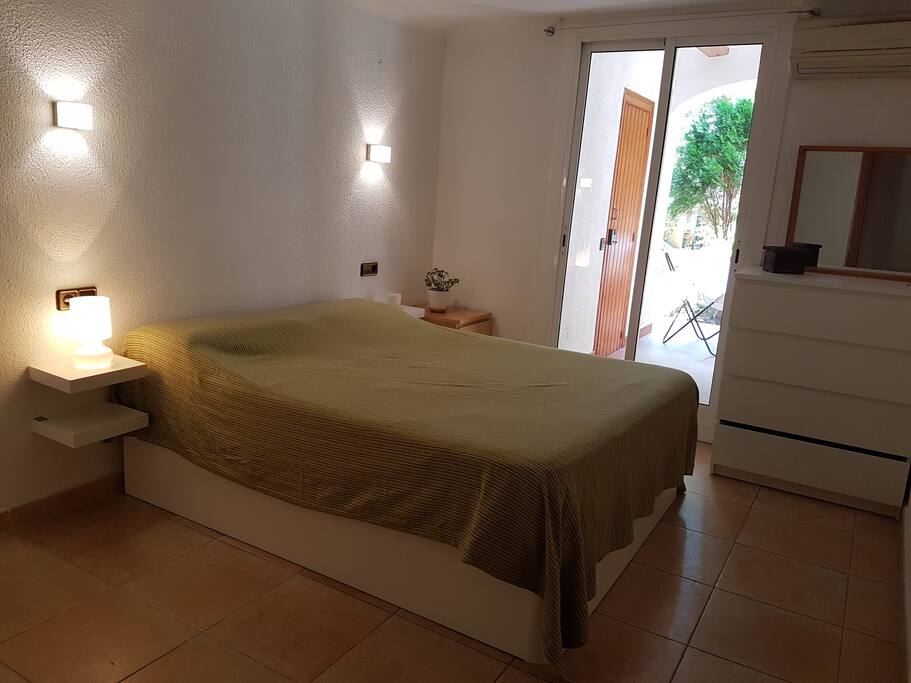 Habitación espaciosa, tranquila que da directamente al jardín, el despertar se hace con el canto de los pájaros.