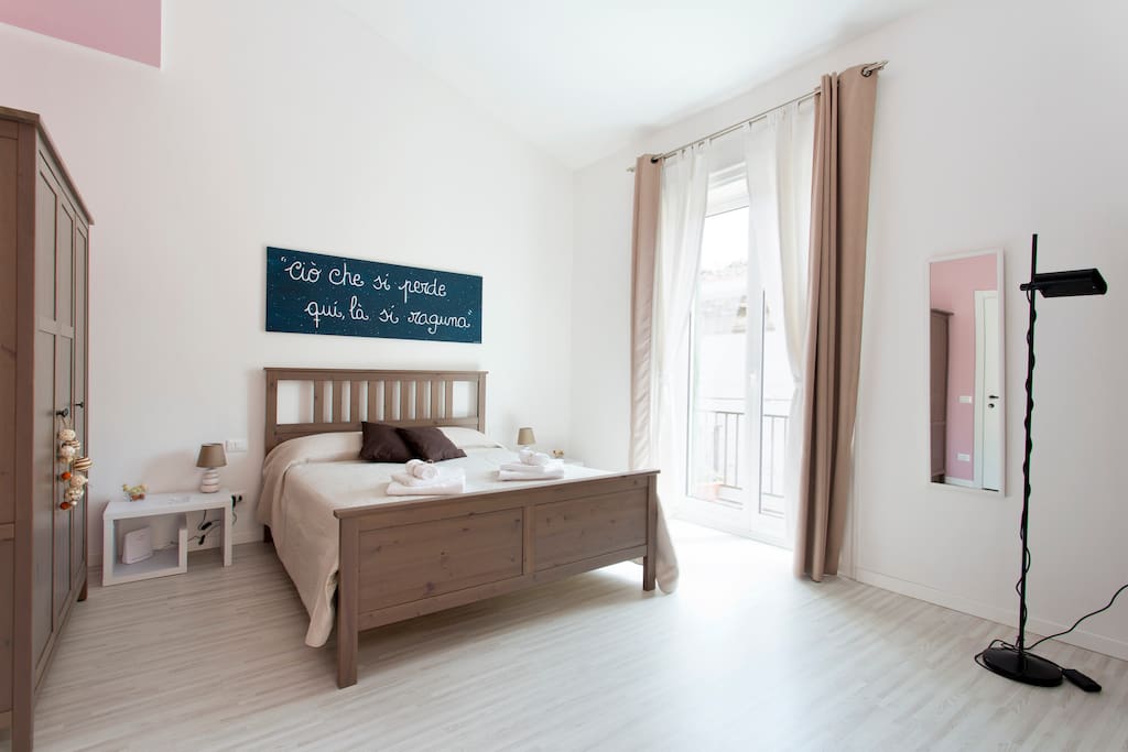 Camera da letto spaziosa e luminosa