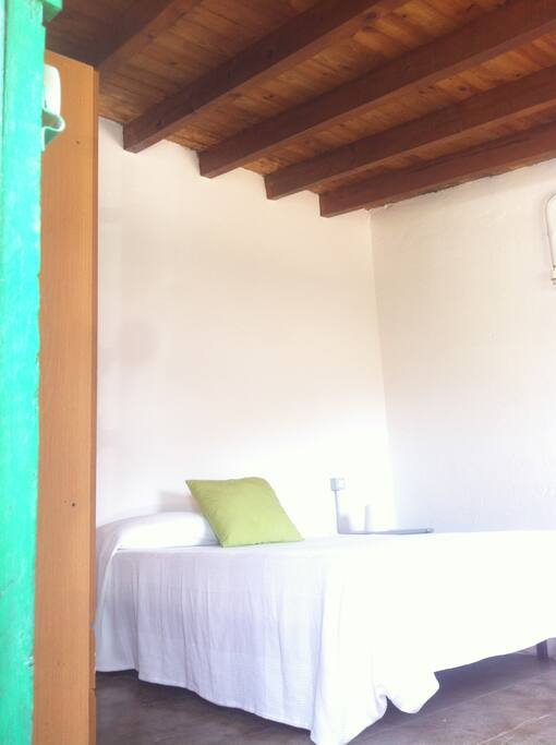 Habitación con techo de madera