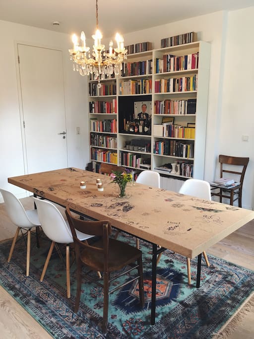 Esszimmer mit Bibliothek.
