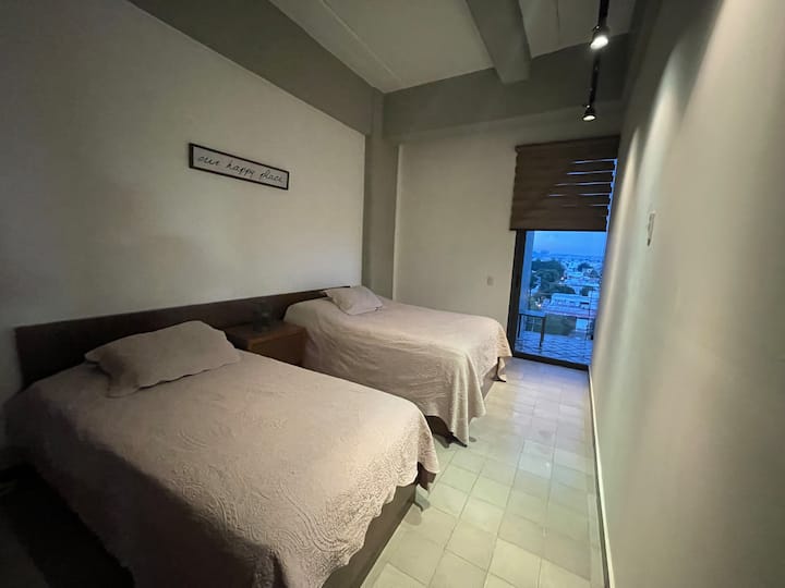 ห้องนอนเตียงใหญ่และชั้นล่างพร้อมห้องน้ำเต็มรูปแบบ 