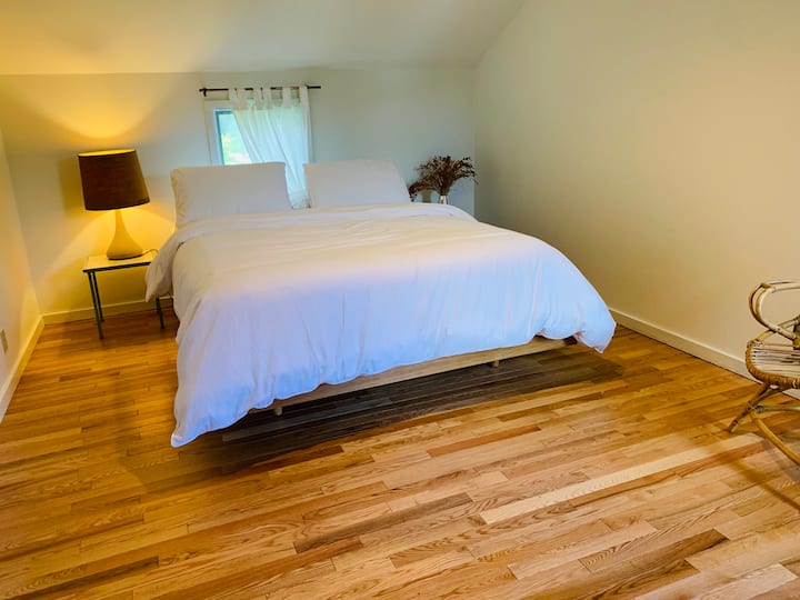 Საძინებელი №3 მეორე სართულზე, პატარა ფანჯრით ტბაზე და ერთი უკანა ეზოში.